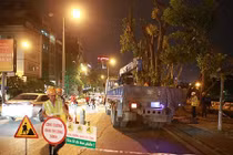 Chùm ảnh di chuyển hàng cây Kim Mã trước ngày bão lớn