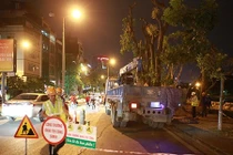 Chùm ảnh di chuyển hàng cây Kim Mã trước ngày bão lớn