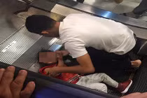 Clip bé gái kẹt tay trong thang máy cuốn gây sốc 