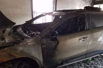 Video: Ô tô Mazda CX-5 cháy ngùn ngụt khi đậu trong sân nhà