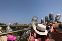 CĐM phát hoảng cảnh cầu Vàng Đà Nẵng "nhung nhúc người" dịp nghỉ lễ