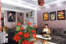 Hai căn nhà cái thì lòe loẹt, cái thì giản đơn của Nguyễn Phi Hùng