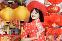 “Chàng trai xinh gái” xuống phố đón Tết sớm 