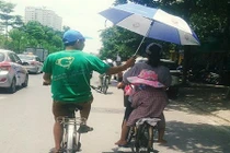 Chết cười muôn kiểu tránh nắng nóng đỉnh điểm của người dân