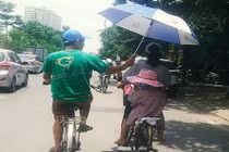 Chết cười muôn kiểu tránh nắng nóng đỉnh điểm của người dân