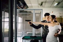 Bộ ảnh cưới đậm chất cảnh sát của cặp đôi Thái Lan