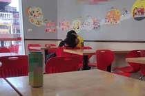 Dân tình lắc đầu với đôi trẻ “diễn cảnh nóng” trong cửa hàng