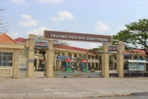 Cô giáo quỳ gối xin lỗi phụ huynh bị kỷ luật cảnh cáo