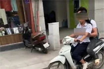 Vừa đi đường vừa diễn cảnh nóng, cặp đôi học sinh cấp 3 khiến CĐM "đỏ mặt"