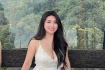 Mẹ đơn thân hot nhất Malaysia diện váy quyến rũ du lịch Đà Nẵng