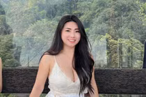 Mẹ đơn thân hot nhất Malaysia diện váy quyến rũ du lịch Đà Nẵng