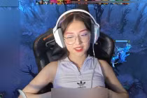 Khoe thân phản cảm, nữ streamer DOTA 2 phải trả giá cực đắt