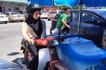 Nữ sinh 9X Malaysia bất ngờ nổi tiếng khi đi bán kem