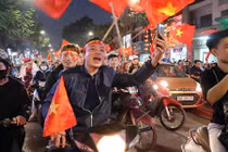 Người dân Hà Nội, TPHCM phát cuồng vì chiến thắng của U23 Việt Nam