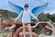 Cởi bỏ đồng phục bay, nữ tiếp viên hàng không trẻ trung đời thường