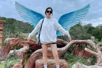 Cởi bỏ đồng phục bay, nữ tiếp viên hàng không trẻ trung đời thường