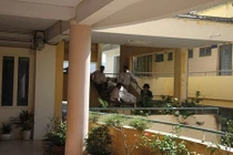 Chung cư bốc mùi, thi thể người nước ngoài đang phân hủy