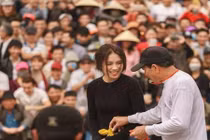 Thiếu nữ tuổi 16 bỗng nổi như cồn sau khi xuất hiện trong sới vật