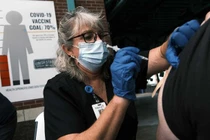 Biến thể Delta siêu lây nhiễm, gây “nhiễm trùng đột phá“