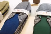 Đôi dép vải đi trong nhà giá 4,5 triệu đồng