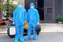 Bác sĩ đi xe máy đến tận nhà tiêm vắc xin COVID-19 cho dân