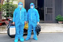 Bác sĩ đi xe máy đến tận nhà tiêm vắc xin COVID-19 cho dân