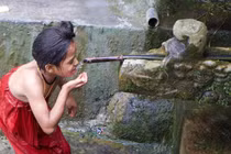 Quốc gia kì lạ: Phụ nữ thoải mái tắm tiên cùng hủ tục khó hiểu