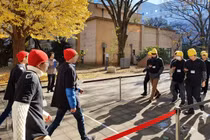 Tác hại của việc cắm mặt vào điện thoại khi đi bộ