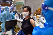 Vắc xin sắp về nhiều, Bộ Y tế đề nghị tăng tốc tiêm chủng