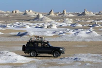 Kỳ lạ những khối đá đủ hình thù ở sa mạc trắng