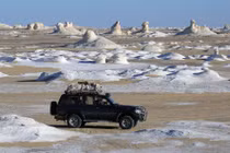 Kỳ lạ những khối đá đủ hình thù ở sa mạc trắng