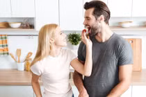 Cách làm mới chuyện "chăn gối", áp dụng ngay mùa dịch