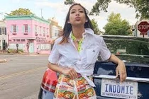 Cô gái tiết lộ cách may áo từ vỏ gói mỳ tôm