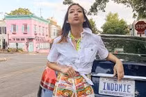 Cô gái tiết lộ cách may áo từ vỏ gói mỳ tôm