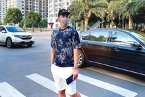 Tiến Linh “xả vai” tung tăng trên phố giữa dịch bệnh