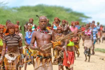 Phong tục kỳ lạ của bộ tộc nhảy qua lưng bò lấy bao vợ tùy ý