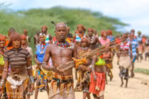 Phong tục kỳ lạ của bộ tộc nhảy qua lưng bò lấy bao vợ tùy ý