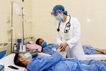 Bệnh nhân ung thư có nên tiêm vắc xin phòng COVID-19? 