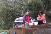 Dân làng thản nhiên đến ngâm chân “giếng thần”, chuyên gia hốt hoảng 