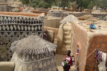 Chiêm ngưỡng ngôi làng lưu giữ văn hóa trên từng bức tường