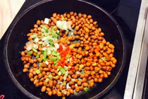 Rang lạc cách này, chồng vừa ăn vừa khen nức nở