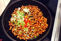 Rang lạc cách này, chồng vừa ăn vừa khen nức nở