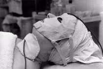 Ảnh hiếm về công nghệ làm đẹp "quái đản" nửa thế kỷ trước