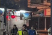 Clip: Rắn hổ mang khổng lồ bị lũ cuốn trôi trên đường