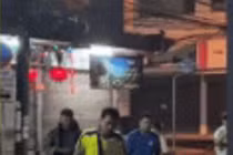 Clip: Rắn hổ mang khổng lồ bị lũ cuốn trôi trên đường