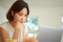 Sinh nhật, mở món quà không đề tên người gửi tôi bật khóc