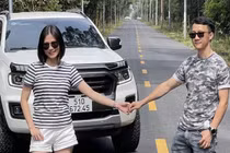 Cặp vợ chồng ở TP.HCM đi xuyên Việt bằng xe bán tải