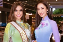 Đoàn Hồng Trang đọ sắc Miss Global International 2019 Karolina Kokesova