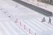 Video: Mẹ mải dùng điện thoại, con bị ô tô húc khi qua đường