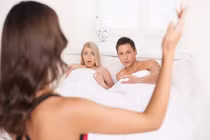 Con rể đi khách sạn cùng bồ nhí, mẹ vợ nói 1 câu tiểu tam bật khóc